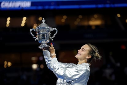 Sabalenka soulève le trophée champion.