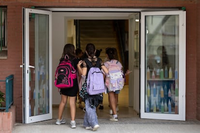 Premier jour de cours à l'Institut scolaire de La Jota de Badia del Vallès (Barcelone). À l'image, un groupe d'étudiants traverse les portes du centre avec des sacs à dos derrière eux. 