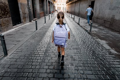 Une élève se dirige vers son école, au centre de Madrid, le premier jour de cours. 