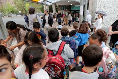 Début du cours dans Getxo (Bizkaia), à l'école publique Romo. À l'image, plusieurs parents disent au revoir à leurs enfants aux portes du centre éducatif.