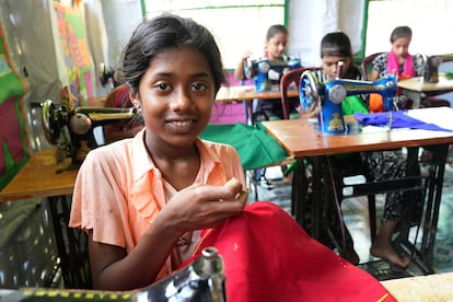 Une fille du camp de réfugiés de Bazar de Cox apprend à coudre. 