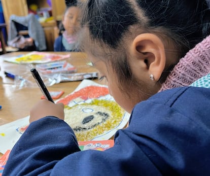 Une fille assiste à sa classe de dessin en Bolivie.