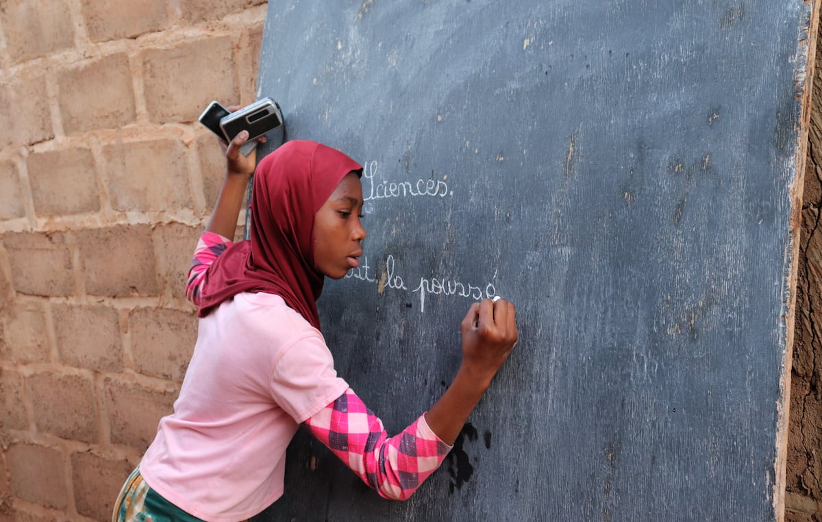 Le retour difficile en classe dans le Sud mondial: les enfants souffrent des effets des coupes internationales, des crises économiques et des catastrophes