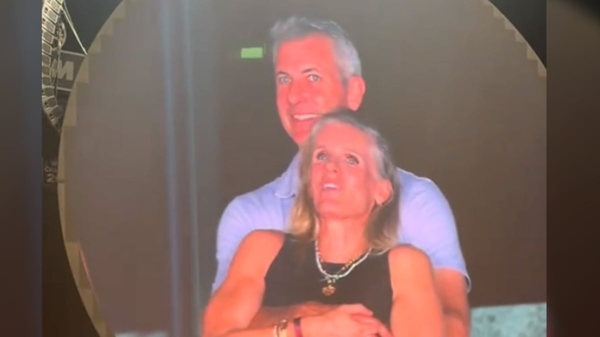 Le mari de Kristin Cabot, la femme dans la vidéo virale du concert de Coldplay, brise le silence: « Nous étions séparés des semaines auparavant »