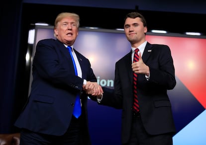 Donald Trump salue Charlie Kirk, lors d'un acte à la Maison Blanche en 2018.