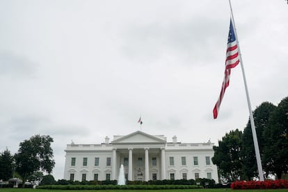 Drapeau à moitié minable à la Maison Blanche à Washington, ce mercredi. 