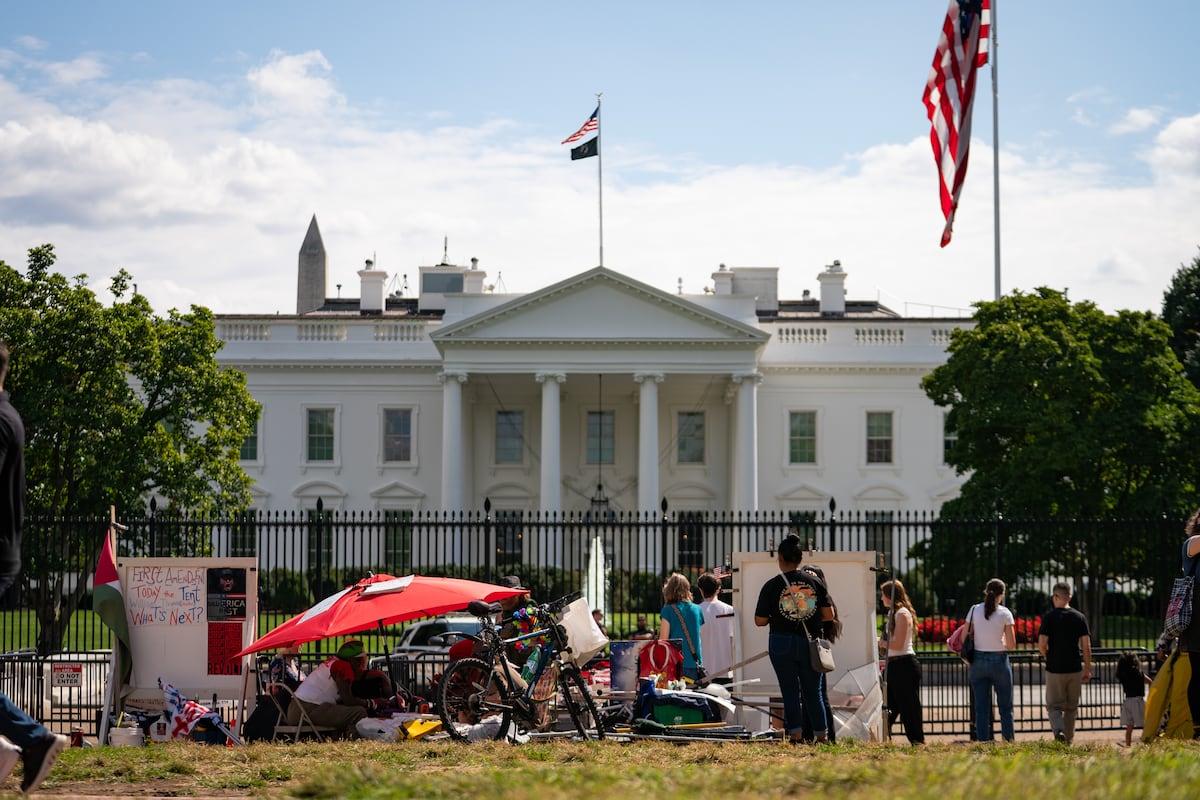 Trump démonte une veillée paisible devant la Maison Blanche après 44 ans de protestation continue
