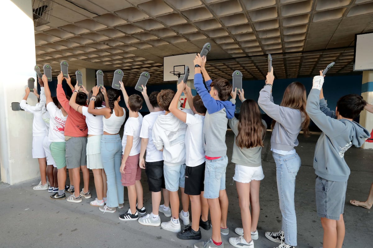 Mobile verrouillé dans des couvertures pour récupérer l'attention des étudiants en classe