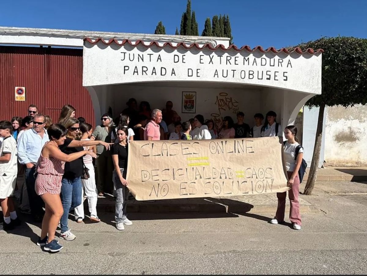 Des milliers d'étudiants ne peuvent toujours pas aller en classe dans les extrémités pour le conflit dans le transport scolaire
