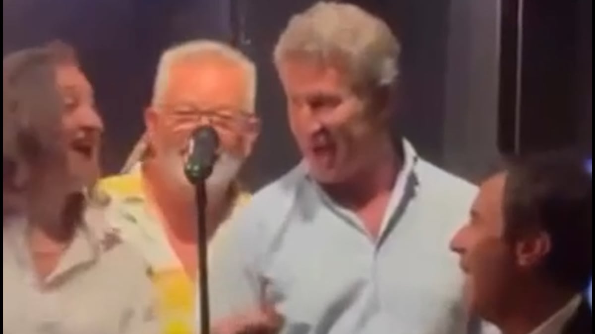Feijóo apparaît en chantant dans une vidéo dans laquelle j'utilise l'expression «j'aime le fruit»