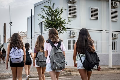 Début de l'année scolaire à Catarroja, l'une des municipalités les plus touchées par le Dana. Les étudiants de l'Institut Berenguer Dalmau ont dû retourner à la caserne, en attendant la construction d'un nouveau bâtiment, car le précédent a été brisé par le Dana le 29 octobre. À l'image, les étudiants du centre accèdent à la caserne.