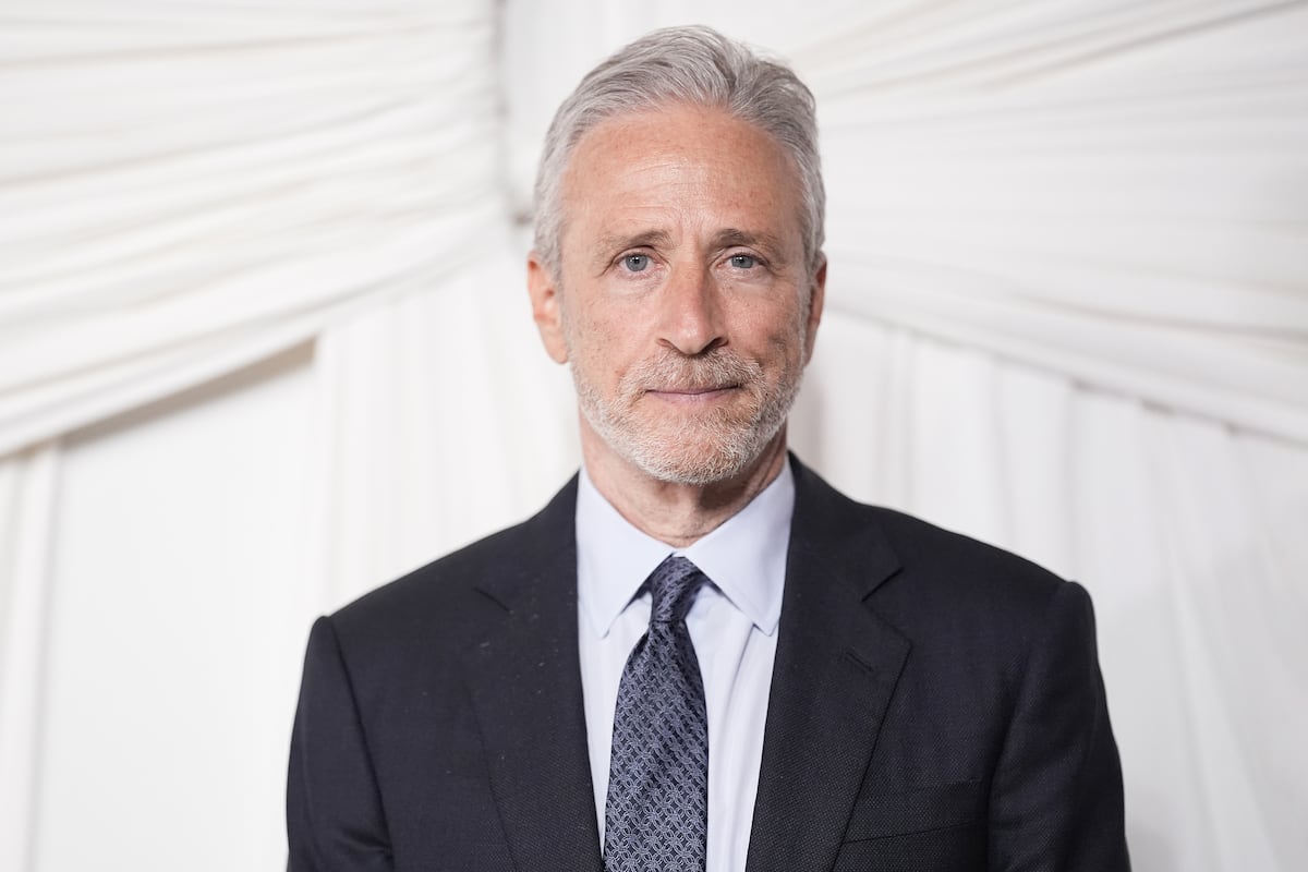 Les collègues de la grille de télévision tournent avec Jimmy Kimmel: Jon Stewart présente un programme supplémentaire et Colbert parle de « censure sans vergogne »