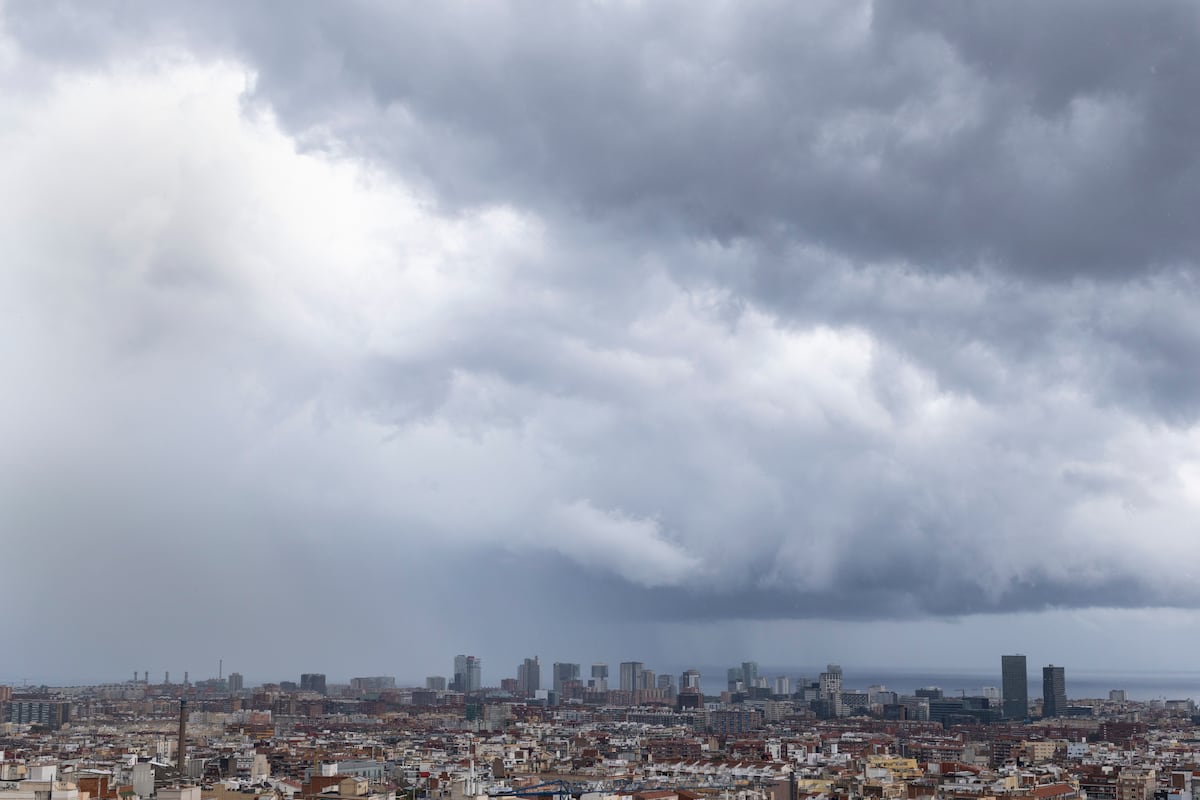 Les pluies fortes provoquent des rivières et des coupes de route et une ligne de chemin de fer