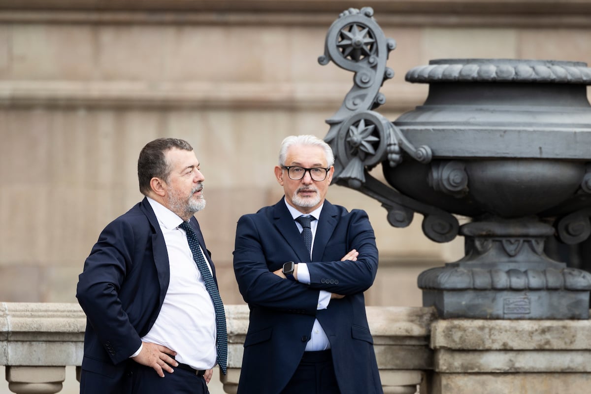 Un caméléon avec toge: au banc le juge qui a caché sa relation avec les escrocs pour offrir de l'aide aux victimes