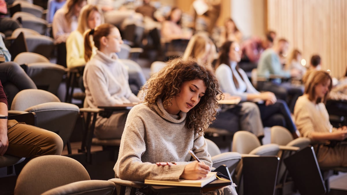 Y a-t-il trop de théorie à l'université? Le défi de passer du monologue à la participation à l'ère AI