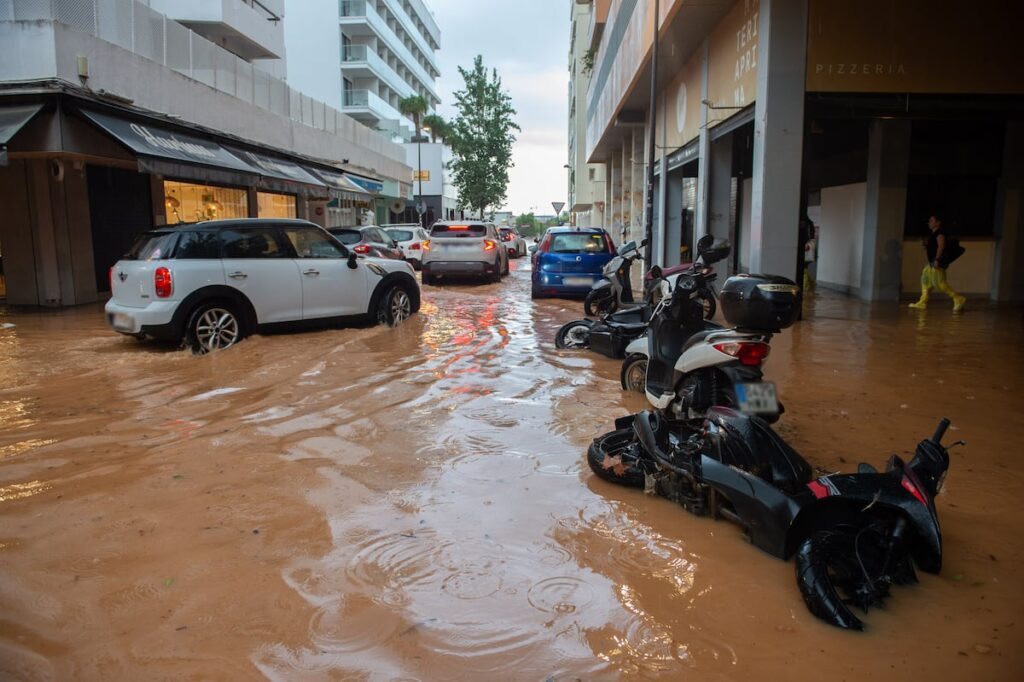 La tempête qui a frappé Ibiza et Formentiera laisse deux personnes gravement blessées par les chutes subies dans la rue