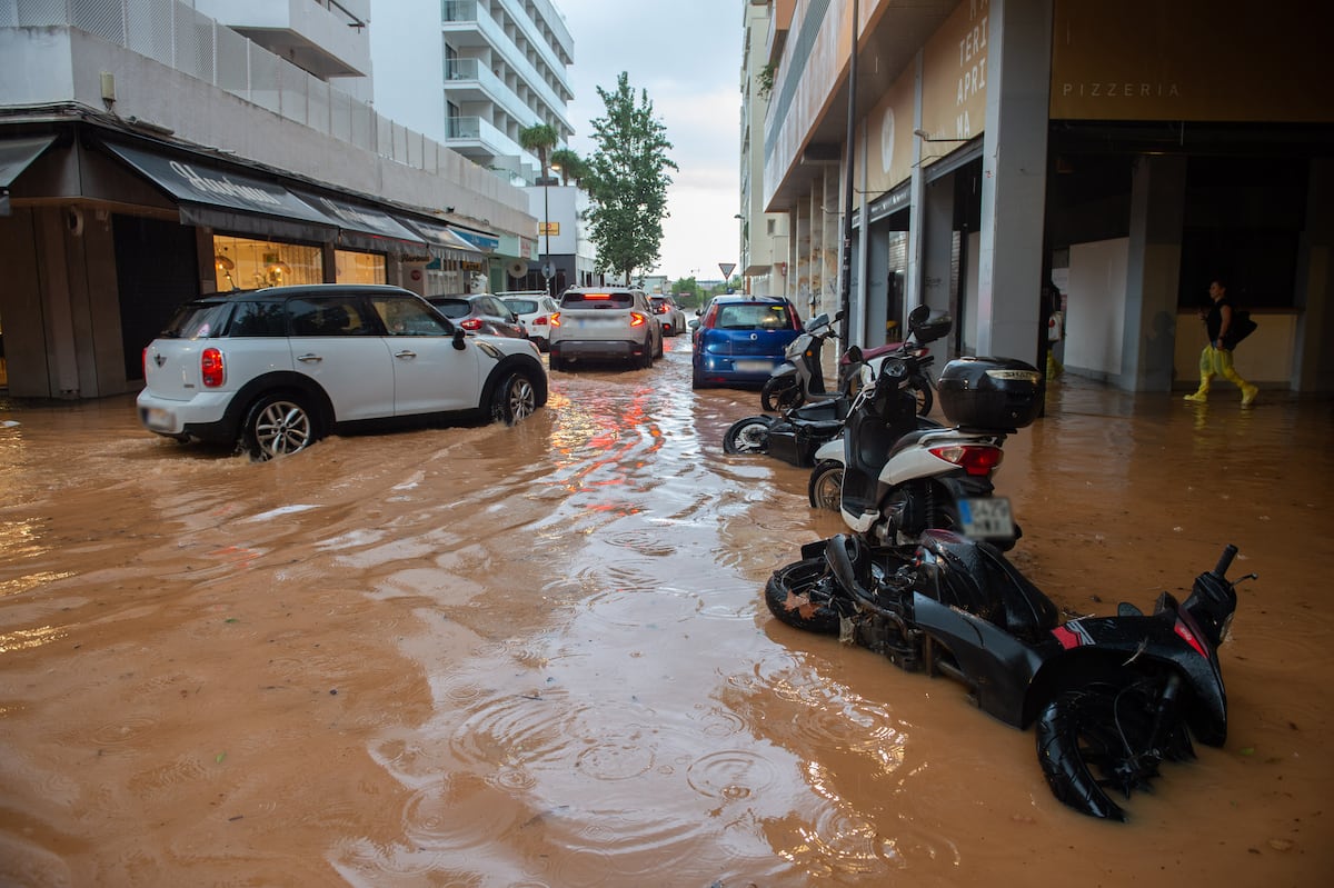 La tempête qui a frappé Ibiza et Formentiera laisse deux personnes gravement blessées par les chutes subies dans la rue