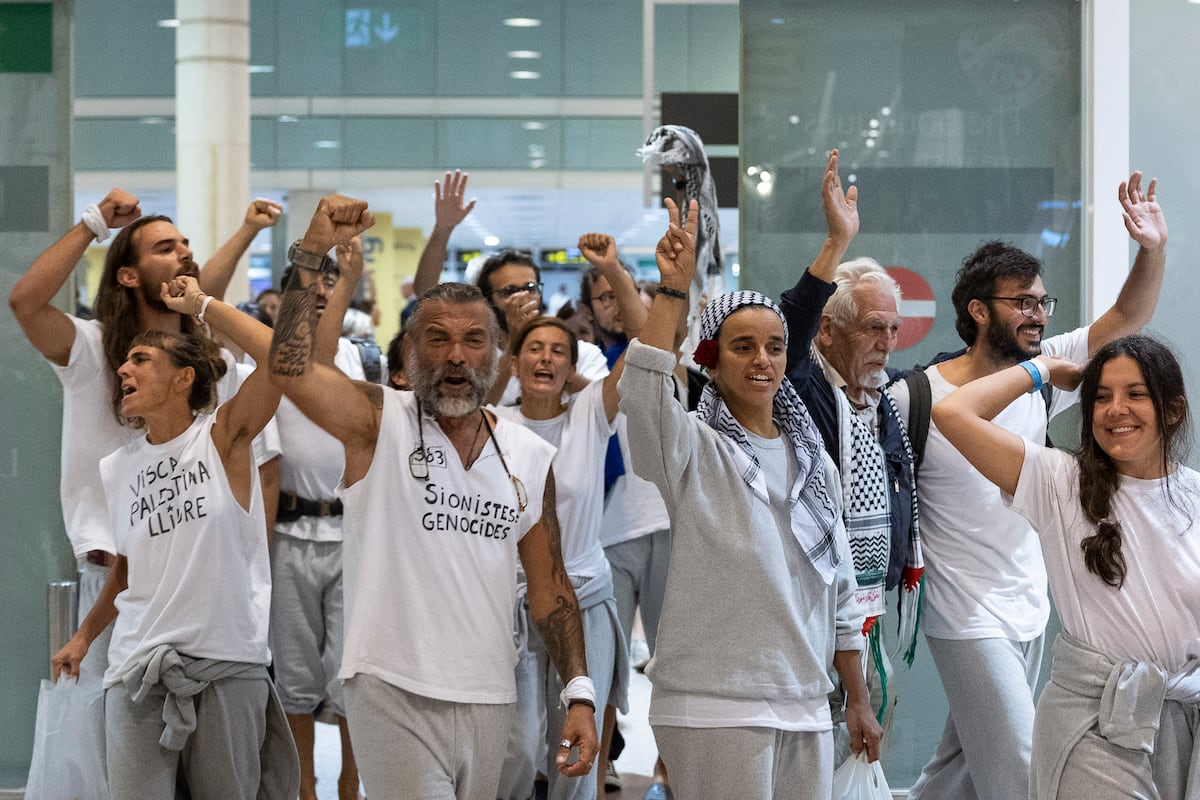 Le deuxième groupe de militants de la Flotilla à Gaza arrive à Barcelone et dénonce un traitement malade pendant leur arrestation en Israël