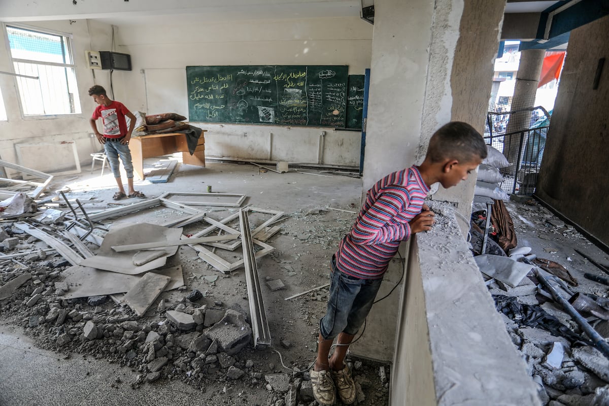 Deux ans sans aller à l'école à Gaza : « La nuit, j'utilise la lampe torche de mon téléphone portable pour étudier. La faim m'empêche de me concentrer »
