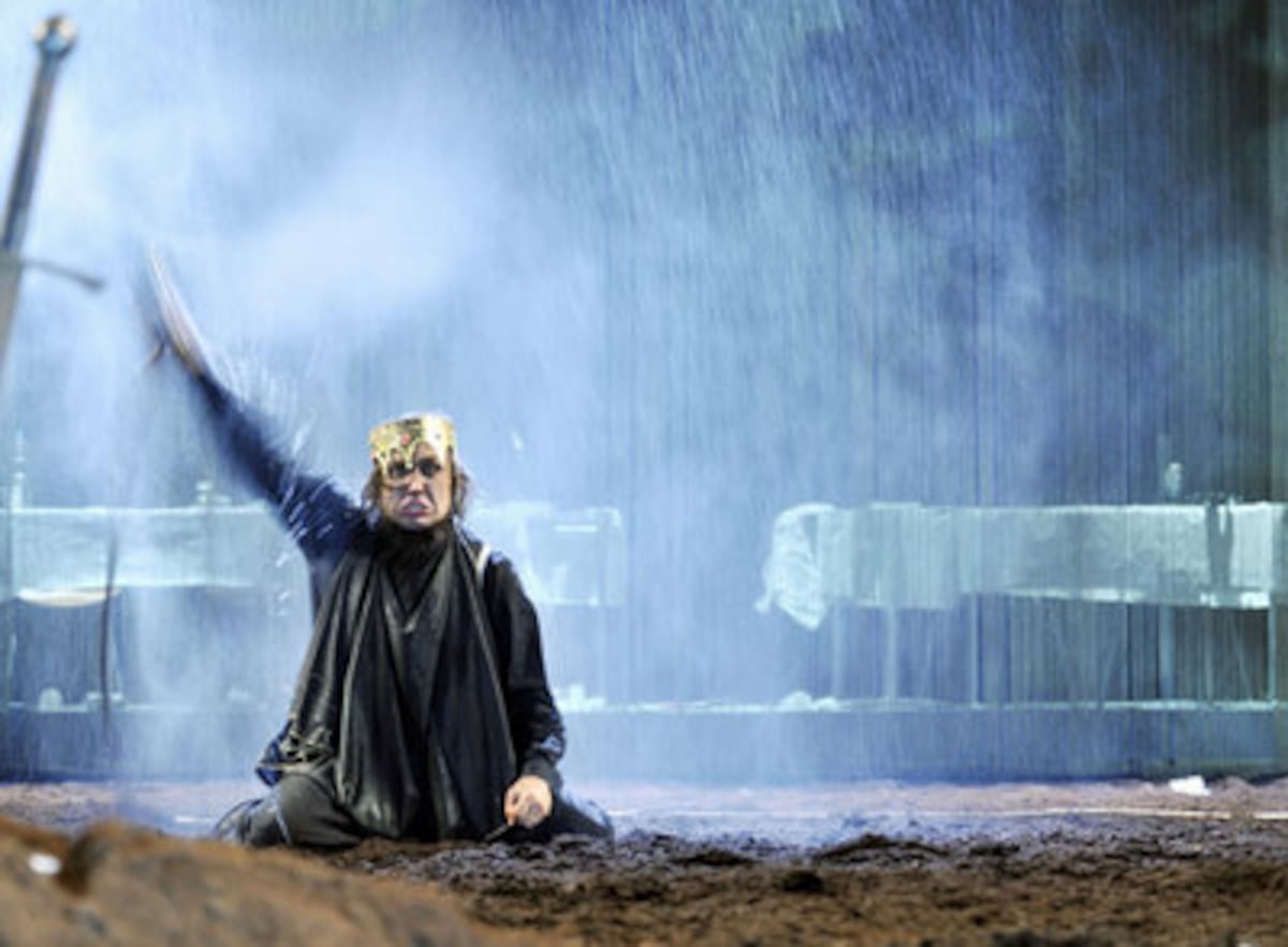 Bouffon, grossier et violent : pourquoi ce « Hamlet » est joué depuis 17 ans