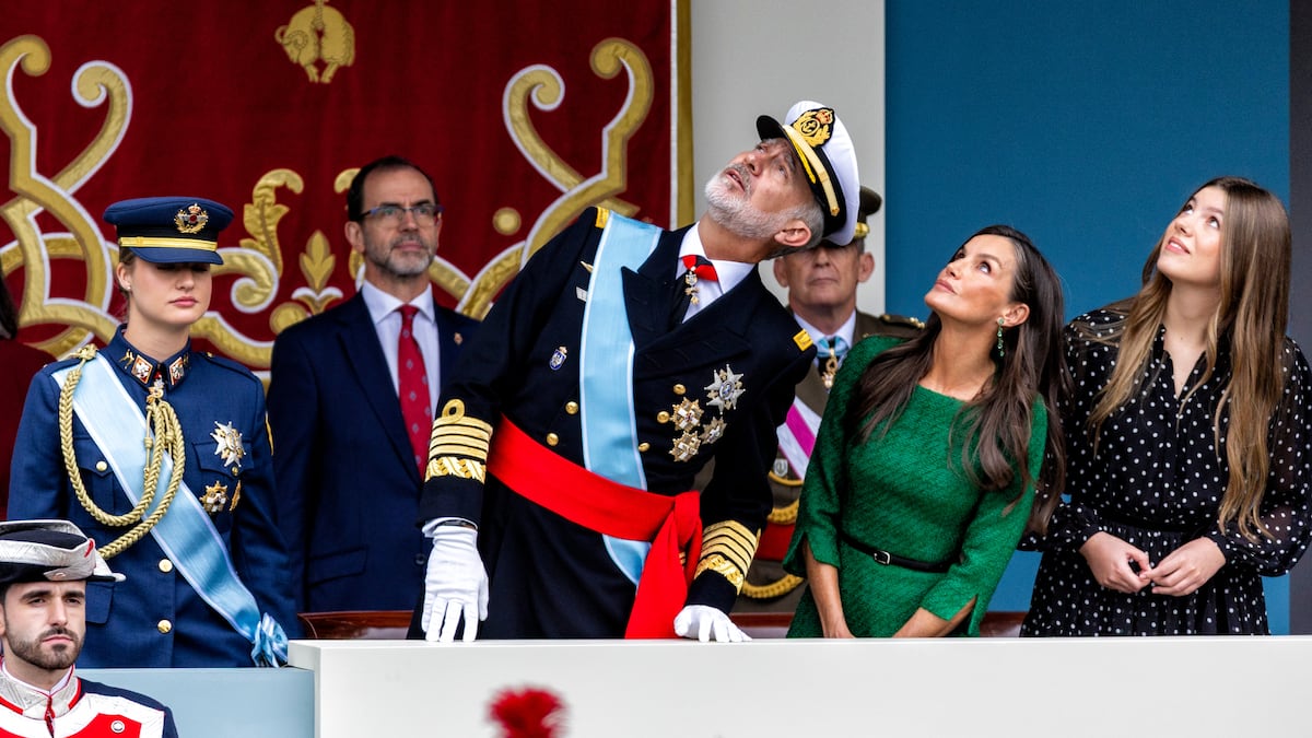 La colère politique se déplace vers le défilé de la Fête nationale : huées à Sánchez, insulte d'Abascal au roi et critiques d'Ayuso