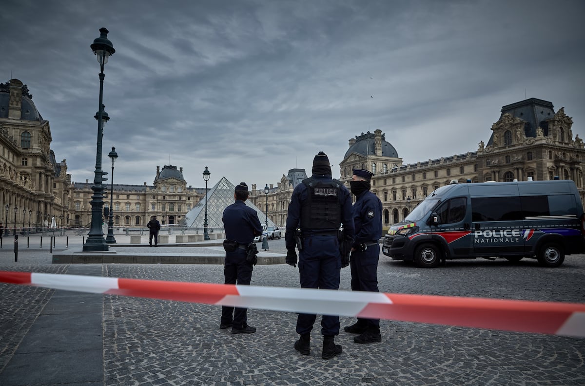 Vol au Louvre : des hommes cagoulés s'emparent de huit joyaux de la couronne de France avec une radio