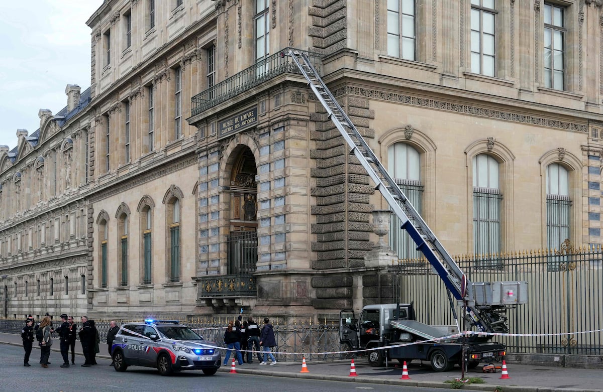 L’entreprise derrière l’escalier utilisé dans le braquage du Louvre lance une campagne publicitaire : « Silencieux comme un murmure »