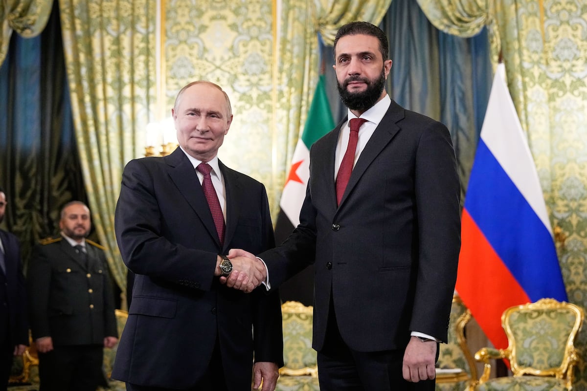 « Cher président, bienvenue » : Poutine serre la main du dirigeant syrien qui a mis fin au régime d’Assad, grand allié de Moscou