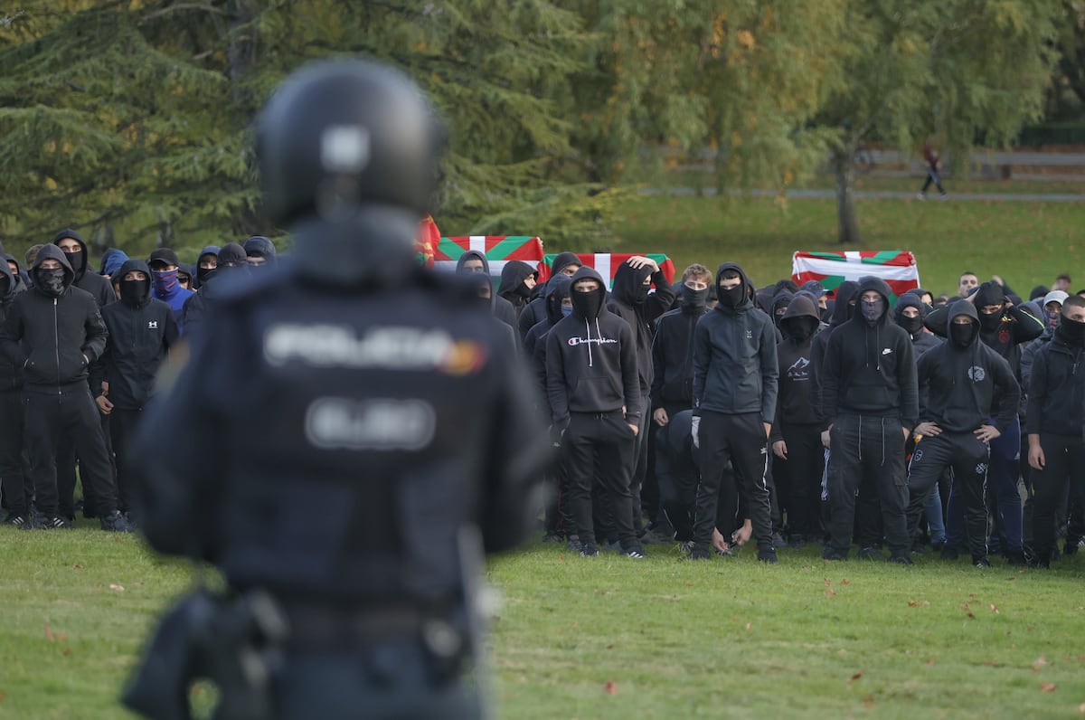 Deux personnes arrêtées lors des incidents de Pampelune après la suspension d'un acte de Vito Quiles à l'Université de Navarre