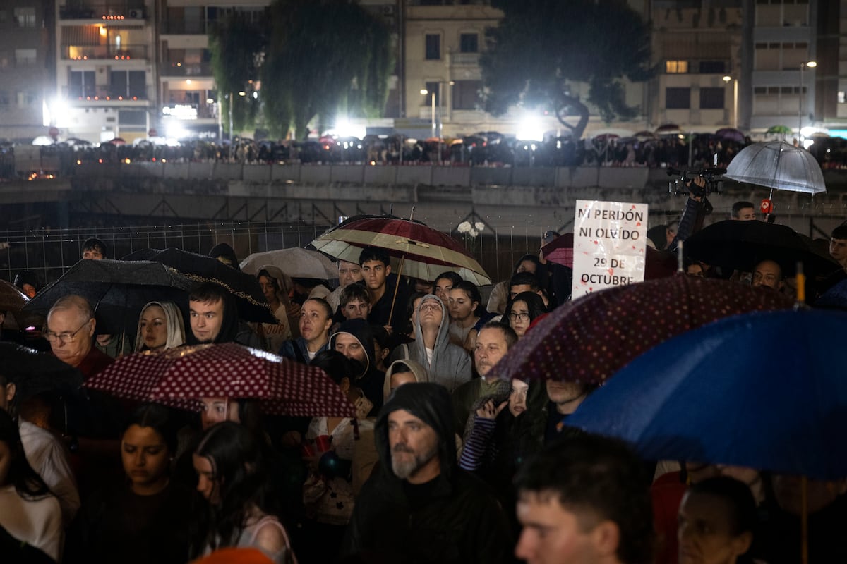 Funérailles pour l'anniversaire de Dana à Valence | Plusieurs marches au point zéro de la tempête et une cacerolada au moment du message d'alerte rendent hommage aux victimes