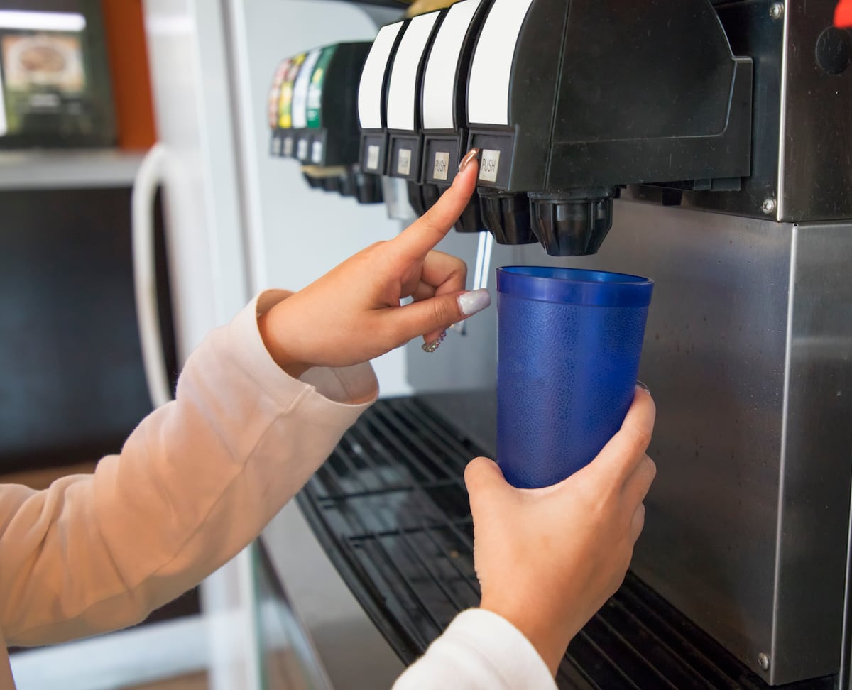 Guerre contre l'obésité infantile : le Royaume-Uni interdit les recharges gratuites de boissons sucrées dans les restaurants