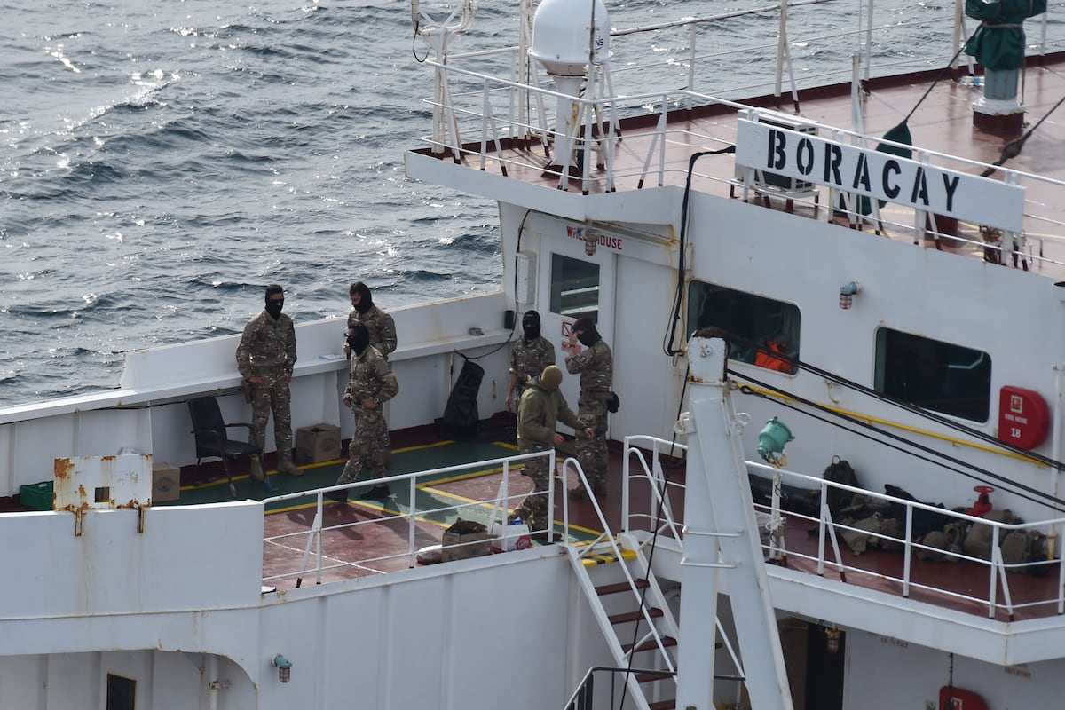 L'armée de France arrête le capitaine et une autre équipe d'un pétrolier russe pour ses liens avec les drones qui ont survolé le Danemark