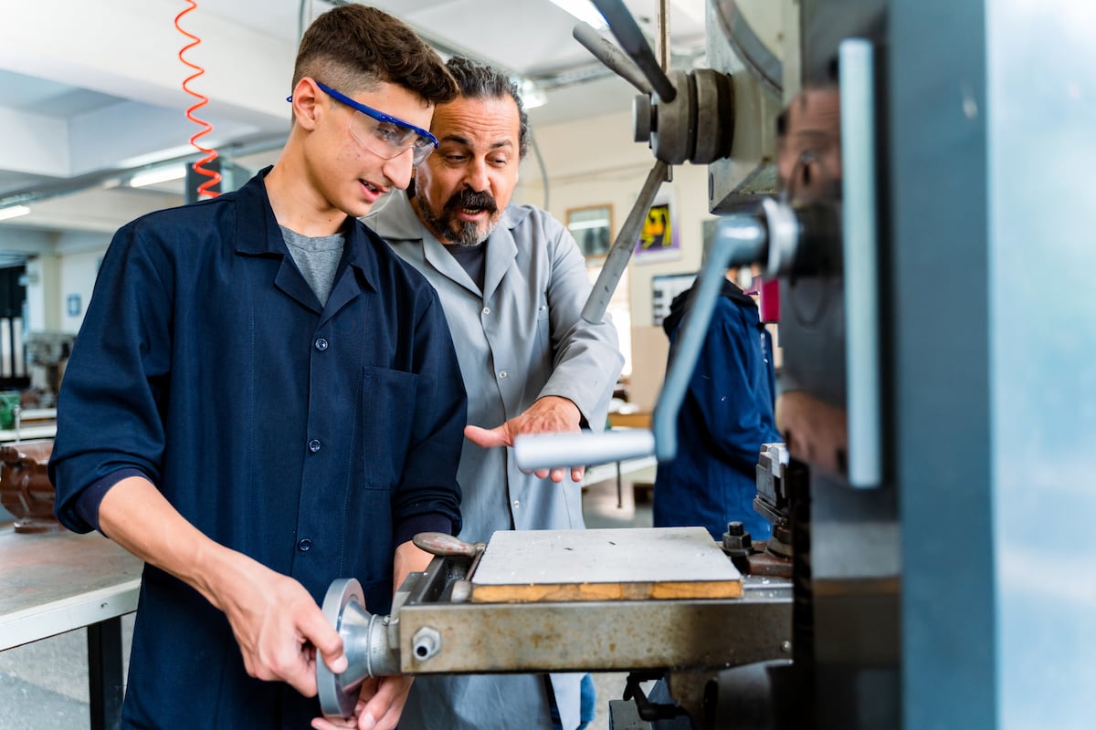 Le remplacement imminent dans la formation professionnelle : comment remédier au manque de jeunes enseignants face à une demande accrue