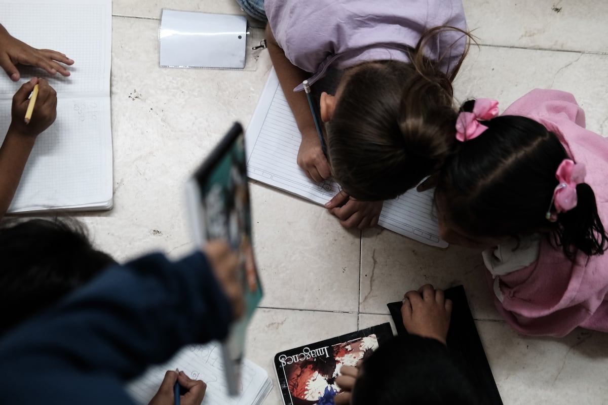 Ordinateurs scolaires stockés dans un entrepôt : l’Amérique latine dépense peu et surtout mal pour l’éducation