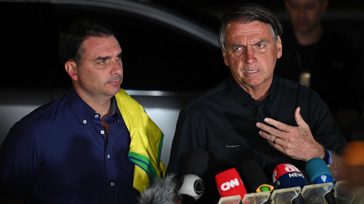 Un fils de Bolsonaro suggère que les États-Unis attaquent les navires de drogue dans la baie de Rio de Janeiro