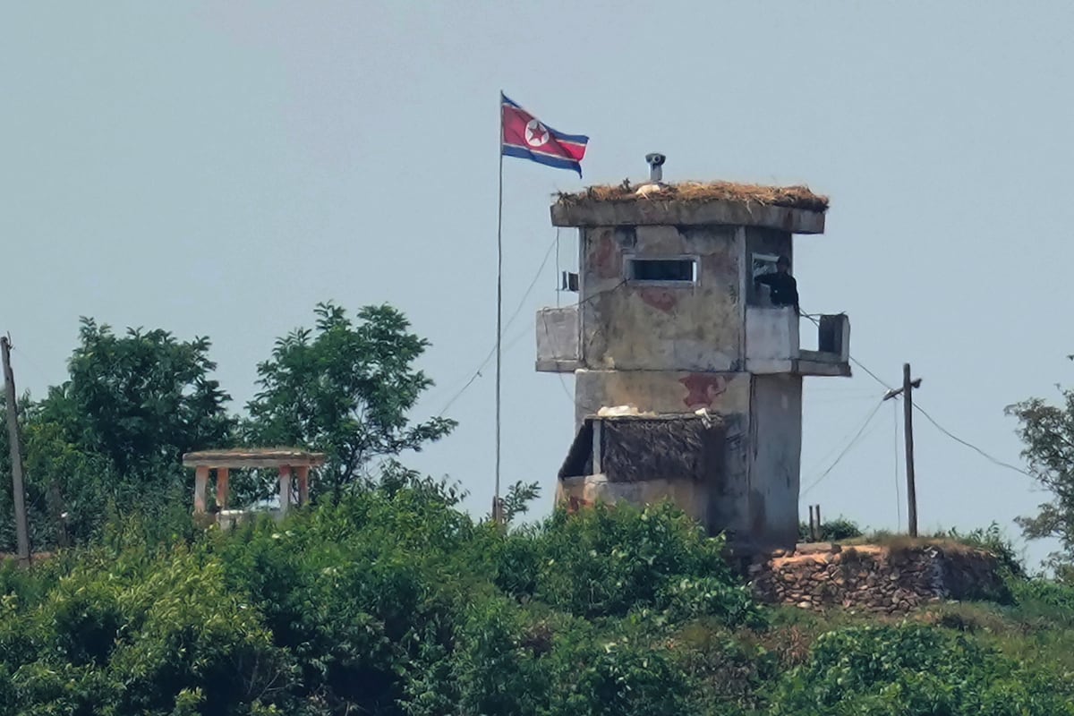 Un soldat nord-coréen fuit vers le sud en traversant une frontière fortement gardée