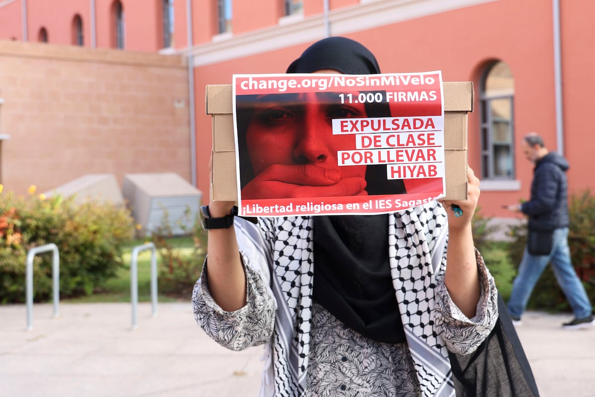 Une étudiante à qui il est interdit de porter le voile islamique dans un institut de Logroño présente 11 000 signatures de protestation