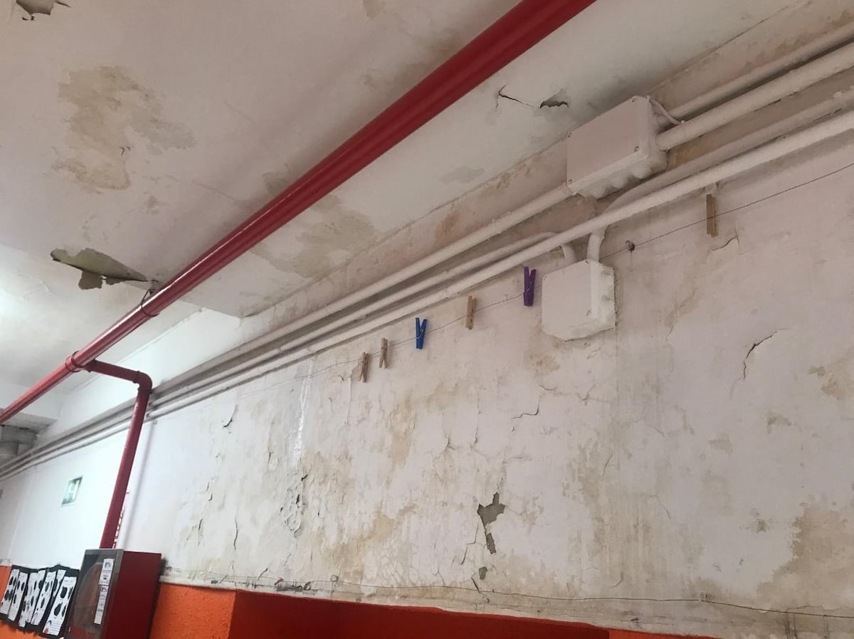 Fuites, fissures et amiante envahissent une école de San Blas : « Nous craignons pour la sécurité de nos enfants »