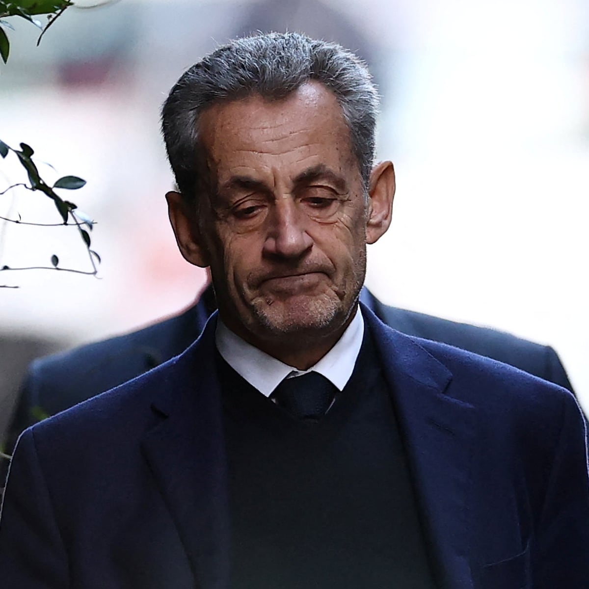 Nicolas Sarkozy est libéré (bien que sous surveillance) trois semaines après son entrée en prison