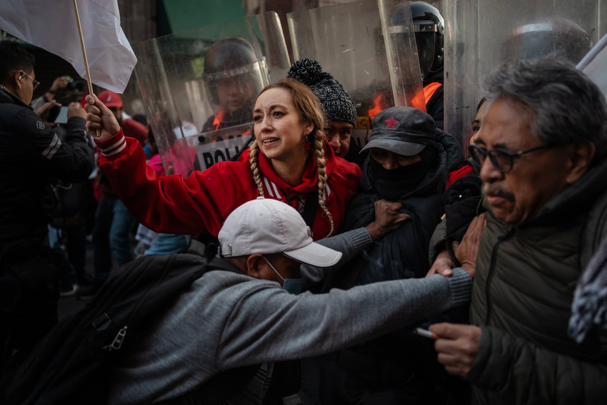 Les enseignants du CNTE manifestent devant la Chambre des Députés du Mexique