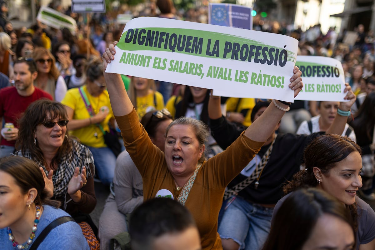 Des milliers d'enseignants manifestent à Barcelone pour exiger des améliorations : « Nous ne voulons pas d'écrans, nous voulons des intégrateurs sociaux et des psychologues »