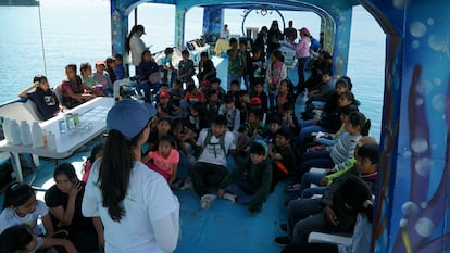 La biologiste Fátima Reyes présente l'école.