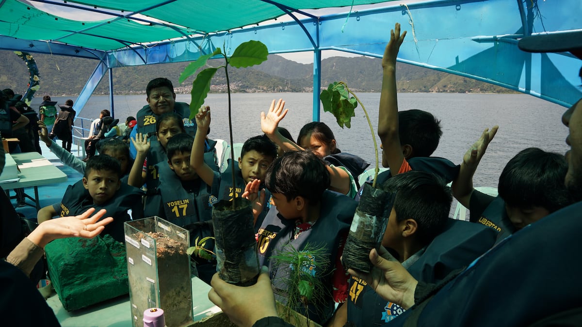 Cours avec gilets de sauvetage dans une école flottante pour sauver le lac Atitlán