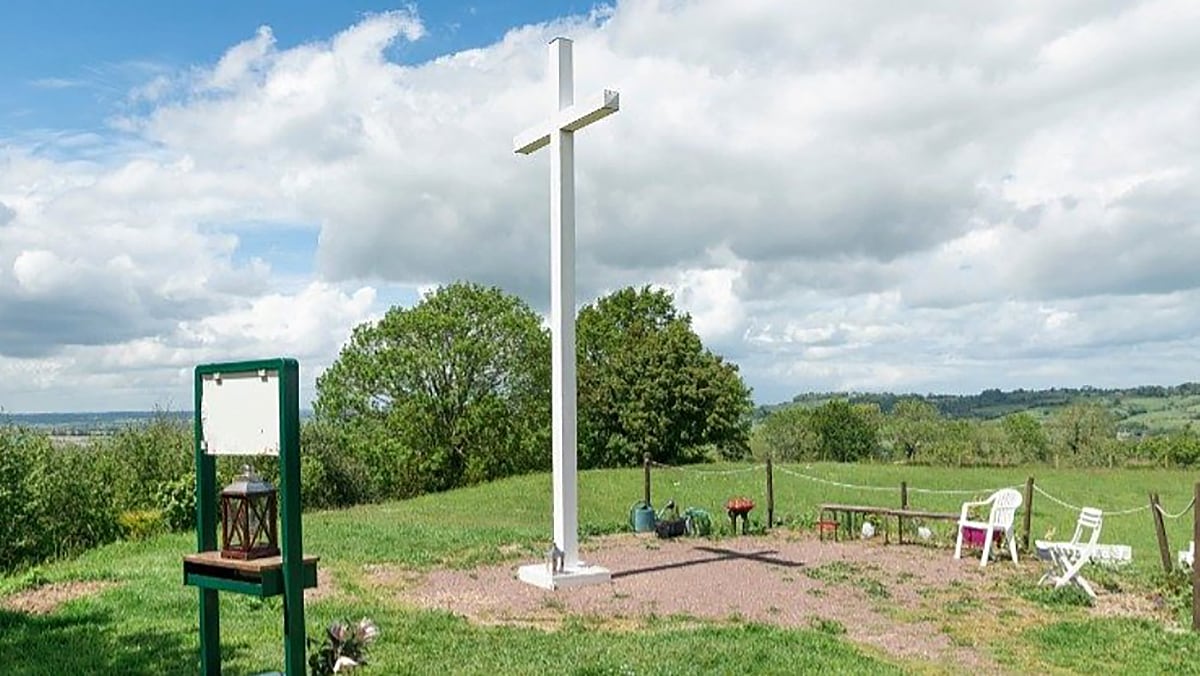 Le Vatican conclut que Jésus n'est ni apparu ni ordonné l'érection d'une croix de 738 mètres dans une ville de France
