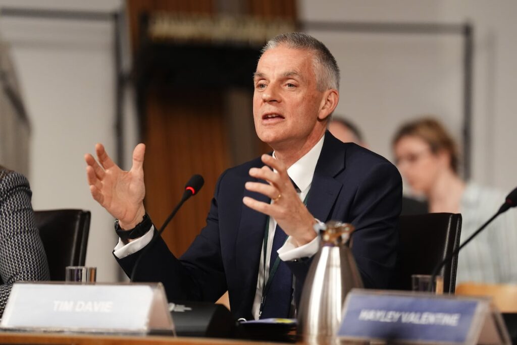 Le directeur général de la BBC, Tim Davie, démissionne après des accusations de partialité dans la diffusion d'une émission sur Trump