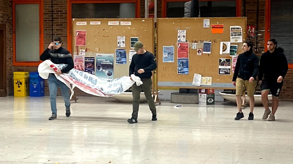 Le spectacle de Vito Quiles à la Complutense se termine par un professeur menacé, une croix gammée et des salutations fascistes : « Nous sommes entrés ».