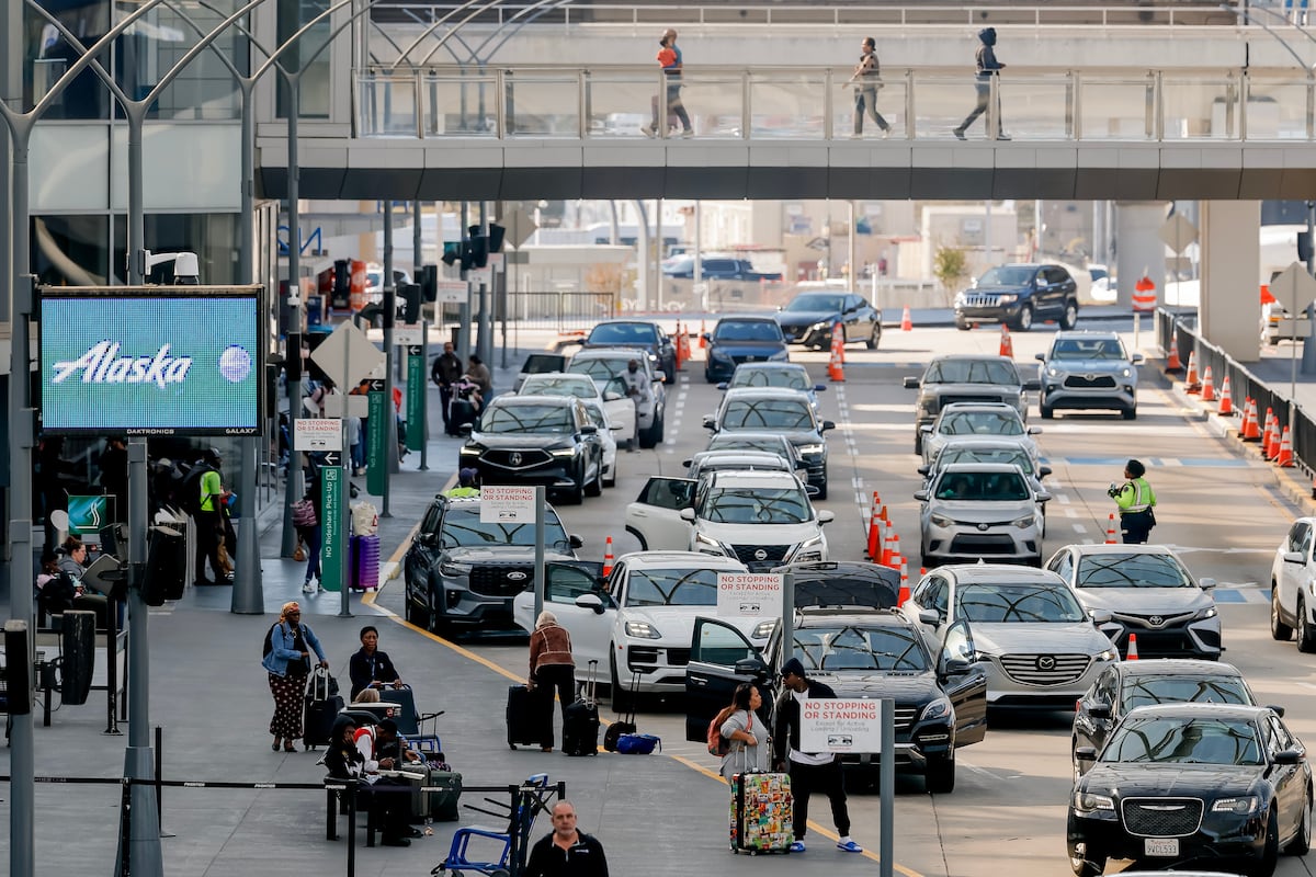 Les États-Unis réduisent le trafic aérien de 10 % dans plusieurs aéroports en raison de la fermeture du gouvernement fédéral