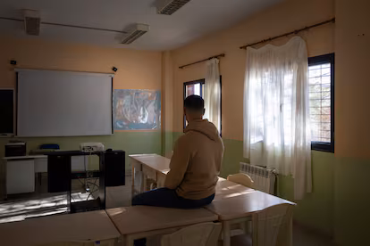 Un détenu de la prison de Zuera (Saragosse) qui prépare l'accès à l'université pour les plus de 25 ans, dans une salle de classe du centre pénitentiaire.