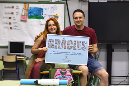 Nerea González, enseignante bénévole, et Ricardo Lorente, directeur du CEIP Blasco Ibáñez, à Beniparrell (Valence).