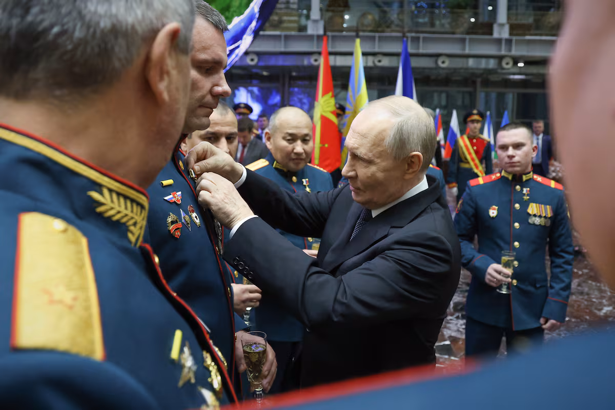 Poutine traite les dirigeants européens de « porcelets » et déploie de nouvelles armes nucléaires en promettant de ne jamais attaquer l’UE